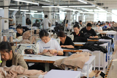 河北滄縣 京津轉(zhuǎn)移服裝企業(yè)生產(chǎn)忙 服裝服飾